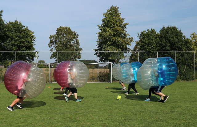 Actionreiches Bubble Soccer Spiel für Erwachsene