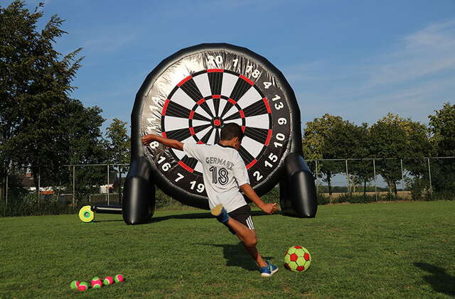 Riesen Fußballdart spielen