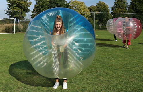 Bubble Soccer spielen als sportliches Teamevent für Erwachsene