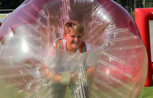 Gemeinsamen Bubble Soccer spielen für Kinder