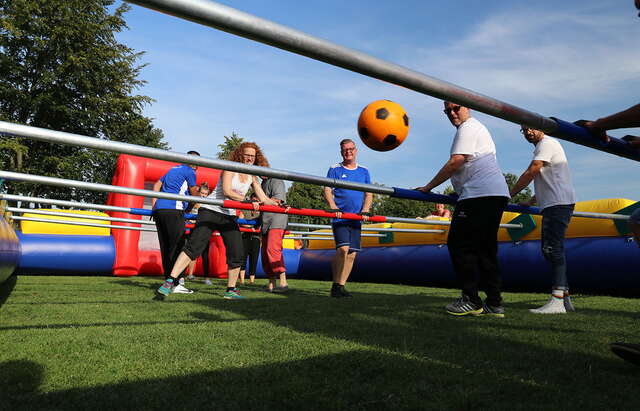 Menschenkicker spielen mit Freunden und Kollegen