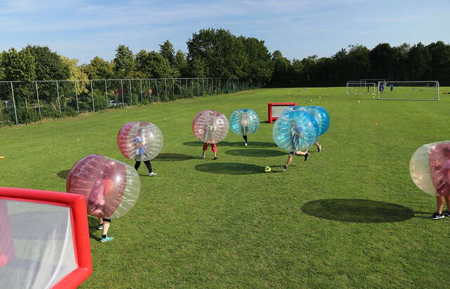 Bubble Soccer für Erwachsene mit Spaß und Bewegung auf dem Spielfeld