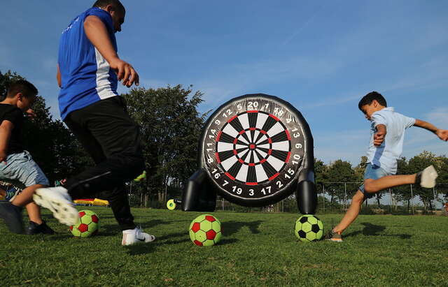 Fußball-Darts an einer 6 Meter großen Fußballdartscheibe spielen